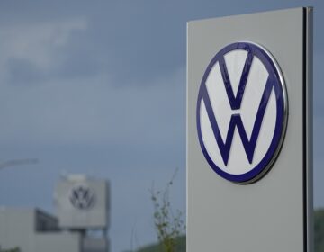 H Volkswagen σχεδιάζει περικοπές μισθών στη Γερμανία – Αντιδρούν τα συνδικάτα