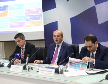 ΥΠΟΙΚ: Οι παρεμβάσεις που τίθενται σε εφαρμογή το 2025 για μισθούς, συντάξεις, φόρους, στεγαστική πολιτική, επιδόματα, ανάπτυξη