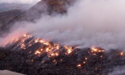 Εξακολουθεί να καίγεται ο ΧΥΤΑ Καρπάθου – Αποπνικτική η ατμόσφαιρα στο νησί