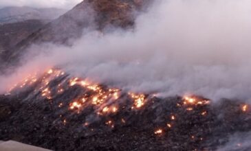 Εξακολουθεί να καίγεται ο ΧΥΤΑ Καρπάθου – Αποπνικτική η ατμόσφαιρα στο νησί