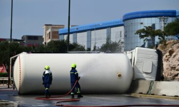 Εκκενώνεται η δομή του Σχιστού μετά από ανατροπή βυτιοφόρου που μετέφερε υγραέριο