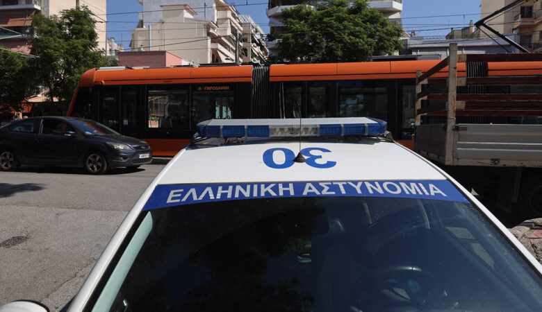 Σοβαρό τροχαίο στη Νέα Σμύρνη – Τραμ παρέσυρε ανήλικο με πατίνι