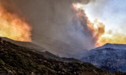 Μαίνεται η φωτιά στην Κορινθία: «Η κατάσταση παραμένει τραγική» λέει ο δήμαρχος Ξυλοκάστρου – Τραυματίστηκαν δύο πυροσβέστες