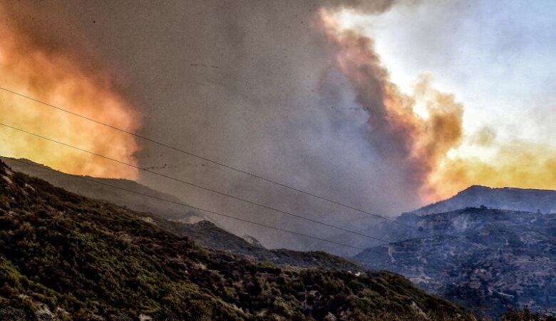 Μαίνεται η φωτιά στην Κορινθία: «Η κατάσταση παραμένει τραγική» λέει ο δήμαρχος Ξυλοκάστρου – Τραυματίστηκαν δύο πυροσβέστες