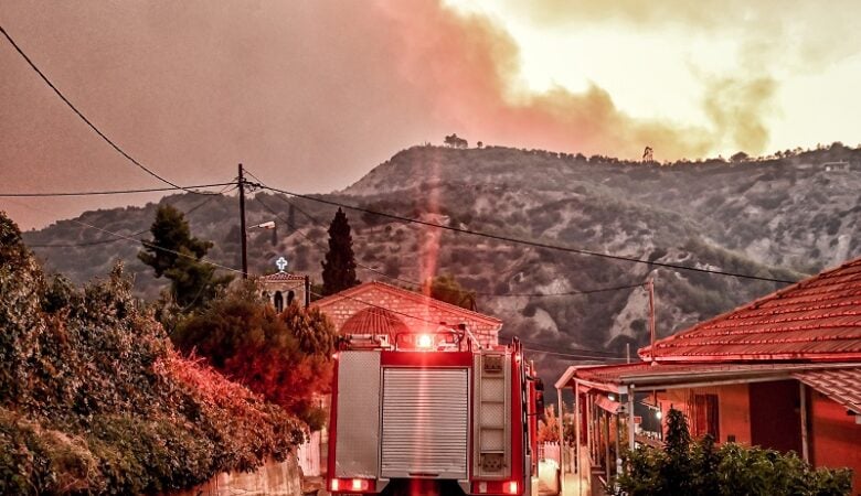 Αναζωπυρώσεις στη φωτιά στο Ξυλόκαστρο – Μήνυμα του 112 για εκκένωση των οικισμών Χελυδόρεο και Ζάχολη