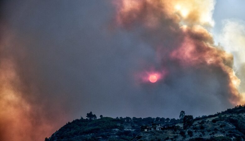 Φωτιά στο Ξυλόκαστρο: Πέρασε στην Αιγιάλεια το πύρινο μέτωπο