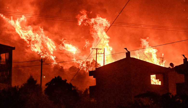 Πύρινη κόλαση στο Ξυλόκαστρο: Πολλές ενεργές εστίες, εκκενώνονται τα Σοφιανά – Διακοπή κυκλοφορίας στην Κορίνθου-Πατρών