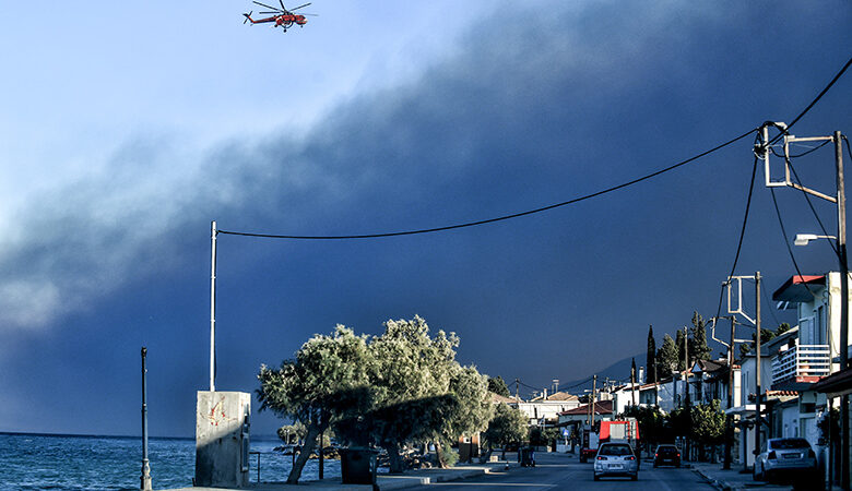 Φωτιά στο Ξυλόκαστρο: Νέο μήνυμα από 112 για την περιοχή Πύργος – «Απομακρυνθείτε προς Λυγιά»