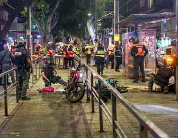 Ένας Έλληνας μεταξύ των θυμάτων της τρομοκρατικής επίθεσης στην περιοχή Γιάφα του Τελ Αβίβ – Δύο Παλαιστίνιοι άνοιξαν πυρ σε σταθμό τραμ