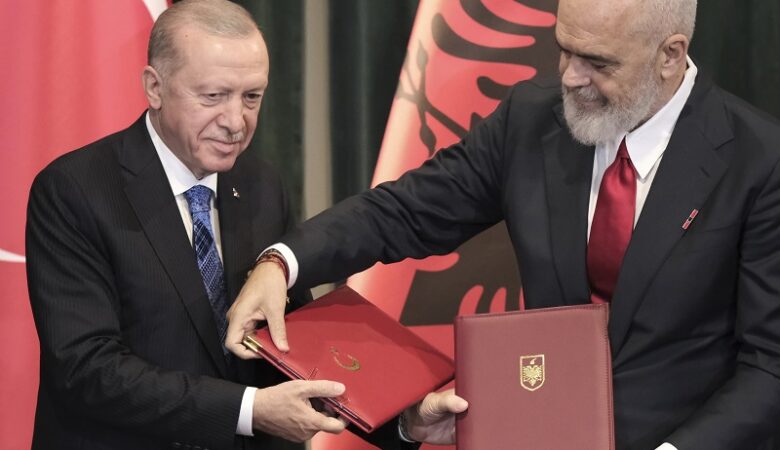 Το προκλητικό δώρο του Ρετζέπ Ταγίπ Ερντογάν στον Έντι Ράμα