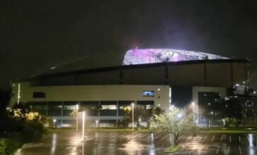 Κυκλώνας Μίλτον: Από τη σφοδρότητα των ανέμων σχίστηκε η στέγη τοπικού θολωτού σταδίου στην Αγία Πετρούπολη της Φλόριντα