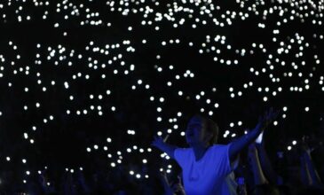 Συγκίνηση στο Καλλιμάρμαρο στη συναυλία μνήμης για τα θύματα του δυστυχήματος στα Τέμπη