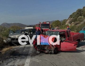 Θανατηφόρο τροχαίο στον Αλμυροπόταμο Ευβοίας – Εγκλωβίστηκαν στα δύο αυτοκίνητα οι έξι επιβαίνοντες