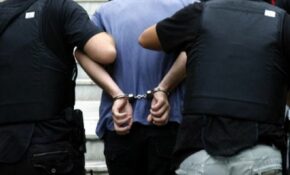 Δίωξη για απόπειρα ανθρωποκτονίας στον 60χρονο για την επίθεση με μαχαίρι στην Ακρόπολη