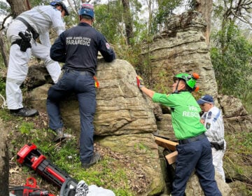 Αυστραλία: Δραματική επιχείρηση διάσωσης γυναίκας που σφηνώθηκε ανάποδα μεταξύ βράχων για 7 ώρες