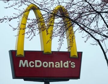 Βακτήριο σε χάμπουργκερ της McDonald’s προκάλεσε έναν θάνατο και έστειλε δεκάδες άτομα στο νοσοκομείο στις ΗΠΑ