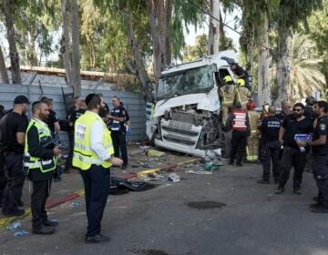 Ένας νεκρός και 33 τραυματίες στο περιστατικό με την πρόσκρουση φορτηγού σε στάση λεωφορείου στο Τελ Αβίβ