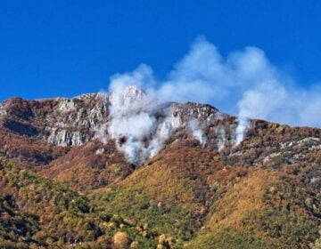 Σε εξέλιξη φωτιά σε δύσβατη περιοχή στο όρος Παγγαίο