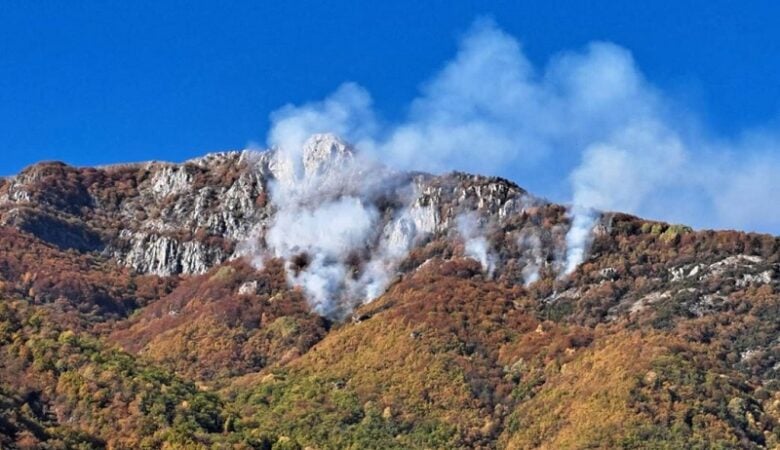 Σε εξέλιξη φωτιά σε δύσβατη περιοχή στο όρος Παγγαίο