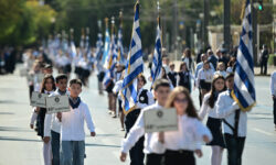 Σε εξέλιξη η μαθητική παρέλαση στην Αθήνα για την επέτειο της 28ης Οκτωβρίου