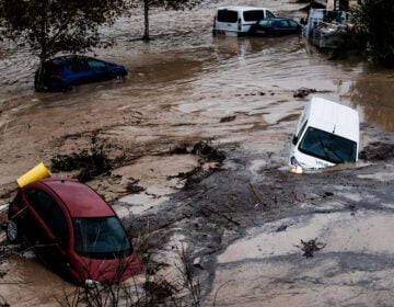 Φονικές πλημμύρες στην Ισπανία με τουλάχιστον 51 νεκρούς – Γέφυρες γκρεμίστηκαν, αυτοκίνητα παρασύρθηκαν