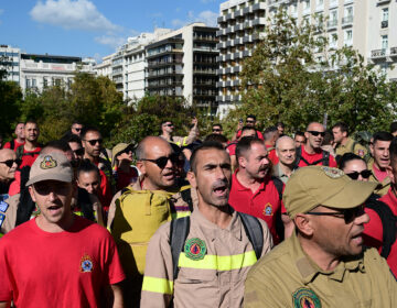 Συγκέντρωση πυροσβεστών στο Σύνταγμα μετά τα επεισόδια στο υπουργείο Κλιματικής Κρίσης – Δείτε φωτογραφίες