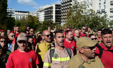 Συγκέντρωση πυροσβεστών στο Σύνταγμα μετά τα επεισόδια στο υπουργείο Κλιματικής Κρίσης – Δείτε φωτογραφίες