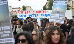 Συγκέντρωση διαμαρτυρίας μαθητών και φοιτητών στα Προπύλαια