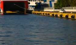 Αναζητούνται τα αίτια για την φωτιά σε φορτηγό πλοίο στο Κερατσίνι