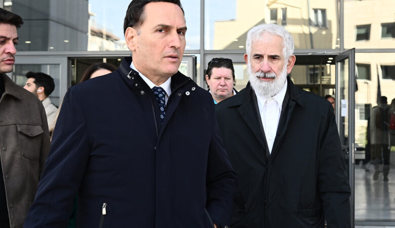Ένταση στη δίκη του Πέτρου Φιλιππίδη: Η βοηθός του Δημητρακόπουλου έκανε αναπαράσταση της απόπειρας βιασμού και ο σύζυγος της καταγγέλλουσας, της όρμηξε