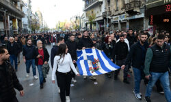 Μεγάλη σε παλμό και όγκο η πορεία στην Αθήνα για την επέτειο του Πολυτεχνείου – Δείτε εικόνες