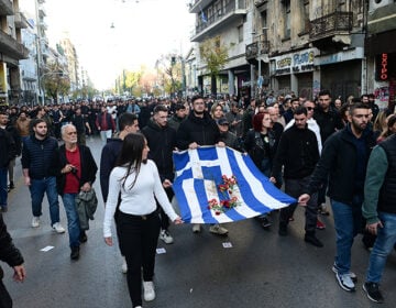 Μεγάλη σε παλμό και όγκο η πορεία στην Αθήνα για την επέτειο του Πολυτεχνείου – Δείτε εικόνες