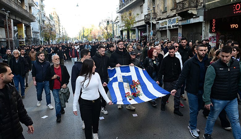 Μεγάλη σε παλμό και όγκο η πορεία στην Αθήνα για την επέτειο του Πολυτεχνείου – Δείτε εικόνες