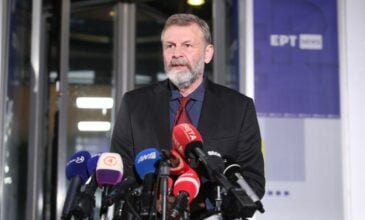 Απόστολος Γκλέτσος: Η ατάκα του για τις ανεμογεννήτριες προκάλεσε αίσθηση – «Δεν παράγουν ρεύμα γιατί δεν έχουν μπαταρίες»