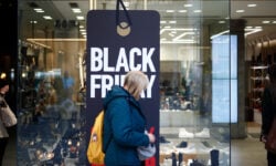 Έφτασε η Black Friday: Οι καταναλωτές σπεύδουν στα καταστήματα για να επωφεληθούν από τις προσφορές