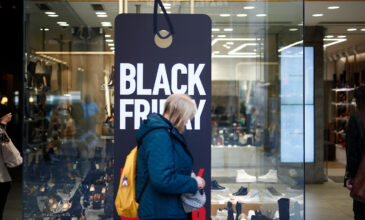 Έφτασε η Black Friday: Οι καταναλωτές σπεύδουν στα καταστήματα για να επωφεληθούν από τις προσφορές