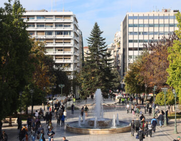 Την Πέμπτη η φωταγώγηση του δέντρου στο Σύνταγμα – «Αυτά τα Χριστούγεννα στην Αθήνα, θα είναι σαν παραμύθι» λέει ο Χάρης Δούκας