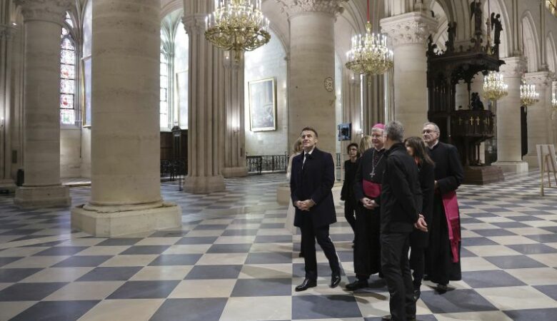 Γαλλία: Ο Μακρόν επισκέφθηκε την ανακαινισμένη Παναγία των Παρισίων – Δείτε εντυπωσιακές εικόνες