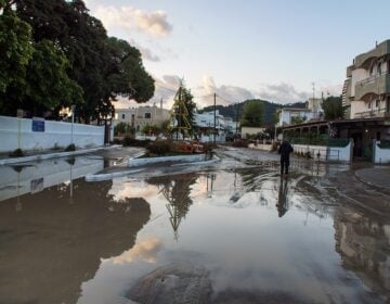 Επιμένει η κακοκαιρία Bora: Πού προβλέπονται ισχυρές βροχές και καταιγίδες σήμερα – «Βούλιαξαν» Ρόδος και Λήμνος