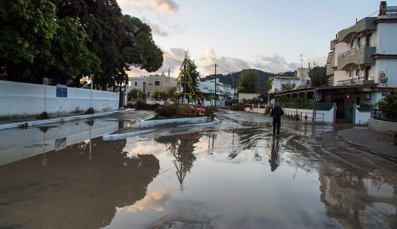 Επιμένει η κακοκαιρία Bora: Πού προβλέπονται ισχυρές βροχές και καταιγίδες σήμερα – «Βούλιαξαν» Ρόδος και Λήμνος