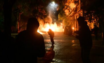 Κουκουλοφόροι επιτέθηκαν με πέτρες και μπουκάλια σε διμοιρία των ΜΑΤ στα Εξάρχεια