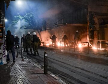 Ένταση στα Εξάρχεια – Έγιναν 14 προσαγωγές