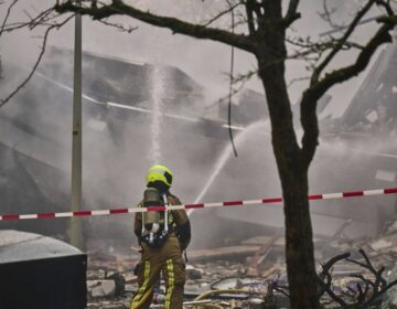 Κατέρρευσε πολυκατοικία μετά από ισχυρή έκρηξη στην Ολλανδία – Εγκληματική ενέργεια υποπτεύονται οι αρχές