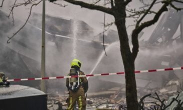 Κατέρρευσε πολυκατοικία μετά από ισχυρή έκρηξη στην Ολλανδία – Εγκληματική ενέργεια υποπτεύονται οι αρχές