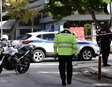 Μακελειό στην Γλυφάδα: Δίωξη για ανθρωποκτονία και απόπειρα κατά συρροή στους δύο Τούρκους συλληφθέντες