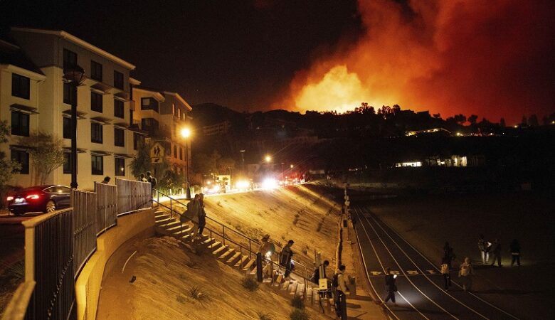 Εκκενώνεται το Μαλιμπού στην Καλιφόρνια εξαιτίας της καταστροφικής πυρκαγιάς – Δείτε φωτογραφίες