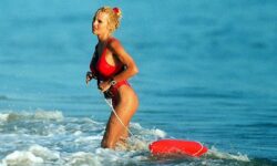 Το μαγιό της Πάμελα Άντερσον από το «Baywatch» σε έκθεση του Design Museum του Λονδίνου