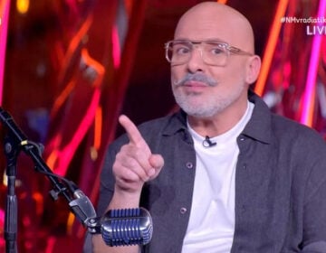 Νίκος Μουτσινάς: «Η πρώτη μου φορά δεν ευδοκίμησε, ήταν με κοπέλα, γι’ αυτό»