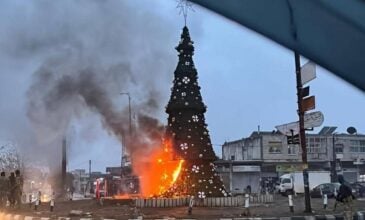 Εκατοντάδες χριστιανοί της Συρίας διαδήλωσαν στη Δαμασκό μετά την πυρπόληση χριστουγεννιάτικου δέντρου