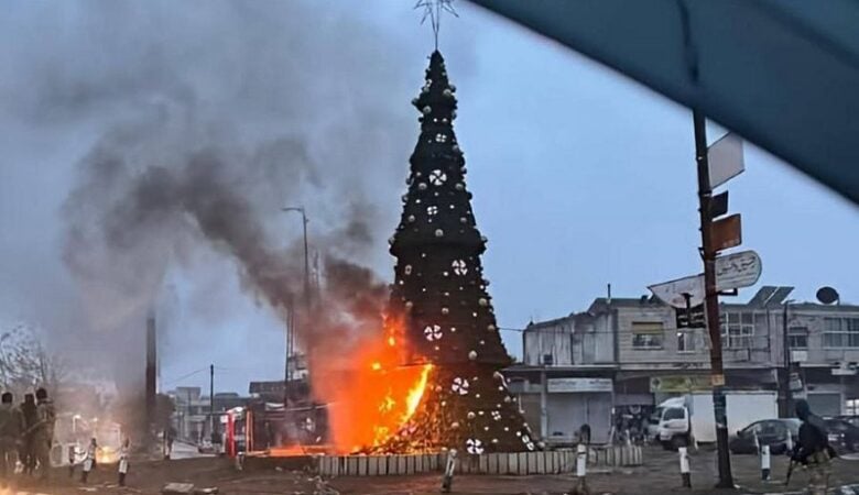 Εκατοντάδες χριστιανοί της Συρίας διαδήλωσαν στη Δαμασκό μετά την πυρπόληση χριστουγεννιάτικου δέντρου